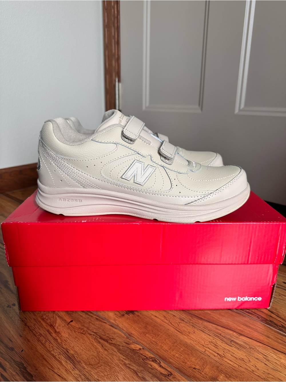 New Balance Women’s Size 9 Narrow Velcro Walking Shoes Beige